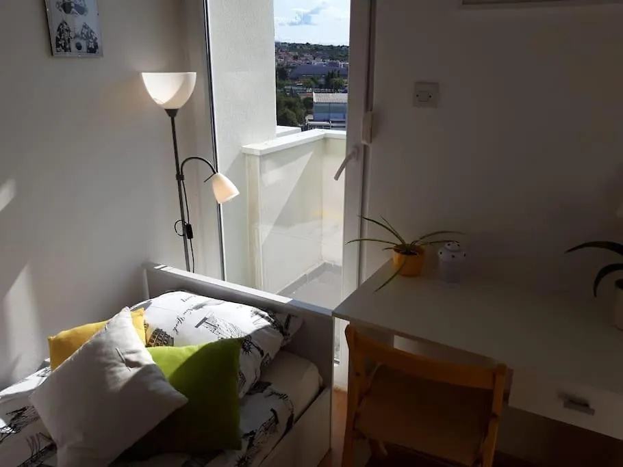 Studio Apartment Near Center زادار