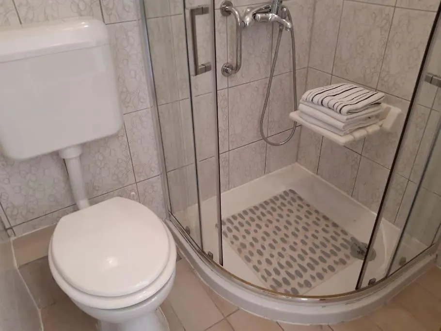 Studio Apartment Near Center زادار