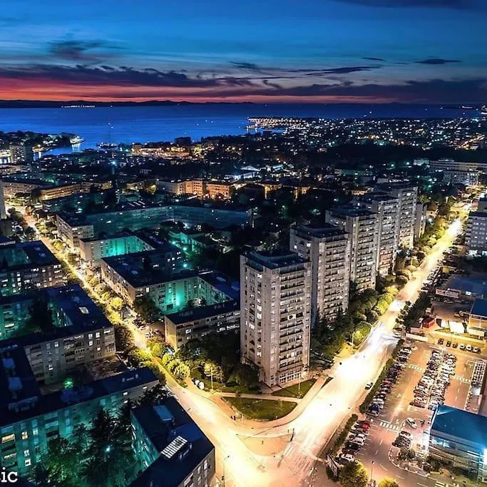 Studio Apartment Near Center زادار